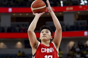 王俊杰展现出了超出年龄的成熟 他对中国男篮来说真的是太宝贵了